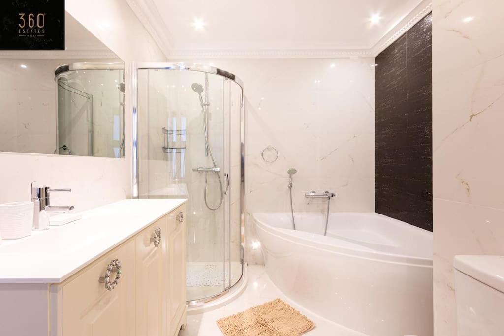 One Of A Kind, Seafront Property In St Georges Bay By 360 Estates Saint Julian's エクステリア 写真